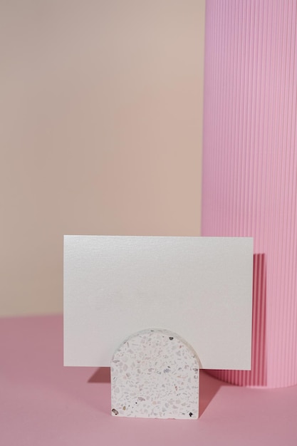 Mockup di carta piegata per matrimonio Biglietto da visita donna mock up bianco su sfondo rosa