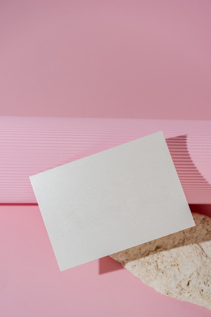 Mockup di carta piegata per matrimonio Biglietto da visita donna mock up bianco su sfondo rosa