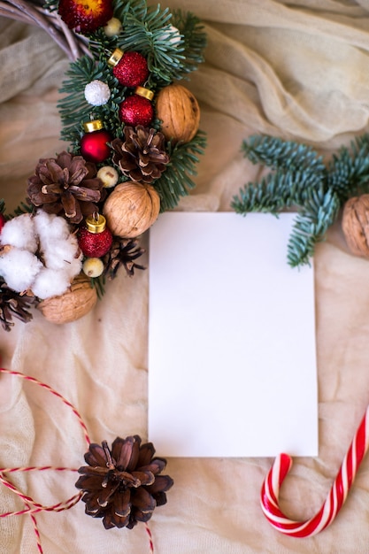 Mockup di carta regalo Lettera a Babbo Natale disteso piatto di Natale