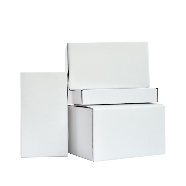 Mockup di contenitori per merci Quattro diverse scatole bianche per l'imballaggio su sfondo bianco
