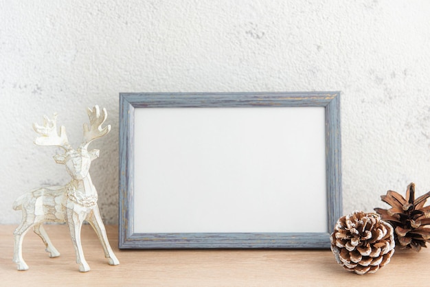 Mockup di cornice in legno bianco bianco con decorazioni natalizie