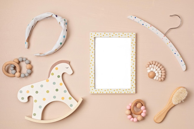 Mockup di cornice vuota con accessori per bambini ecologici