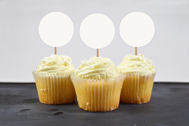 Mockup di cupcake ghiacciato al limone sulla lavagna