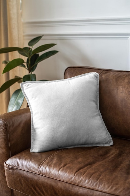 Mockup di cuscino png con sfondo trasparente su un divano di pelle
