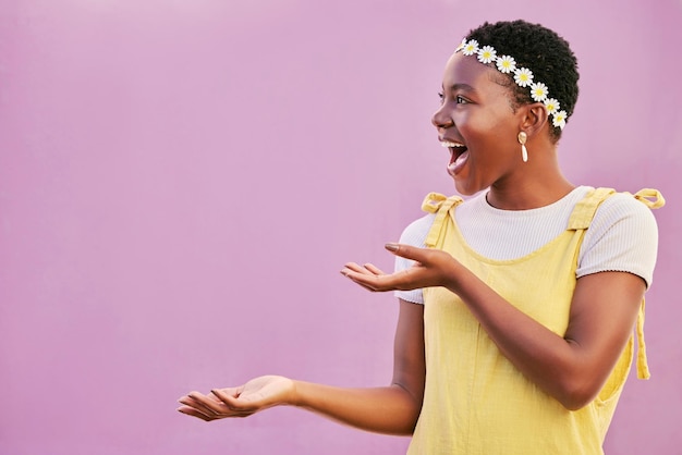 Mockup di donna nera eccitata e spazio su sfondo rosa per la pubblicità di marketing o la vendita o la revisione della presentazione del marchio Ragazza felice mock up luminoso e sfondo per la promozione o l'annuncio dell'offerta