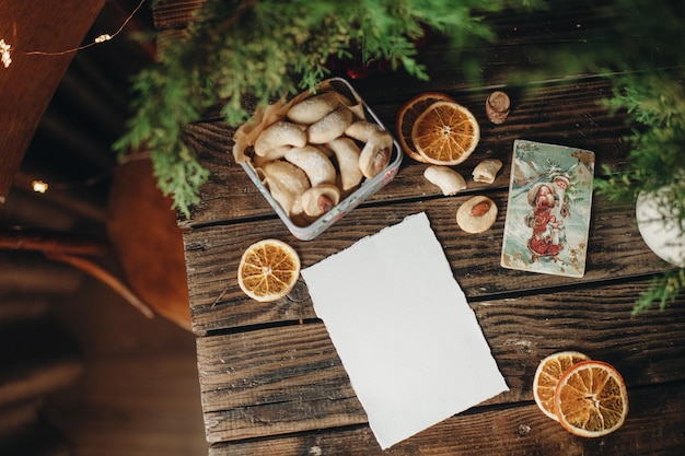 Mockup di foglio di carta bianco sul tavolo con decorazioni natalizie, mockup di lettere di natale, natale