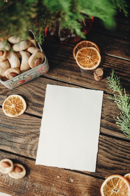 Mockup di foglio di carta bianco sul tavolo con decorazioni natalizie, mockup di lettere di natale, natale