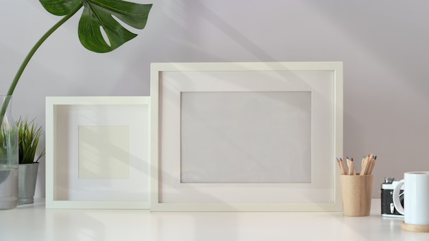 Mockup di frame vuoto su area di lavoro minima