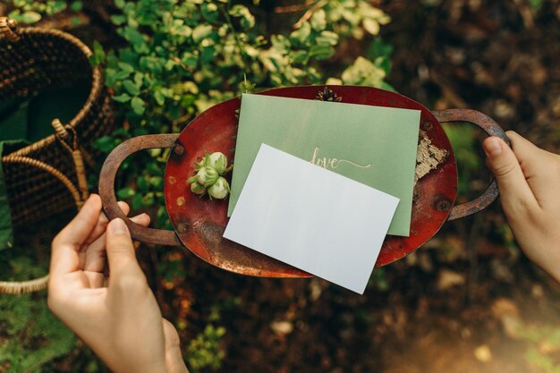 mockup di invito o biglietto di auguri su uno sfondo naturale nella foresta, mockup di carta su una foresta b