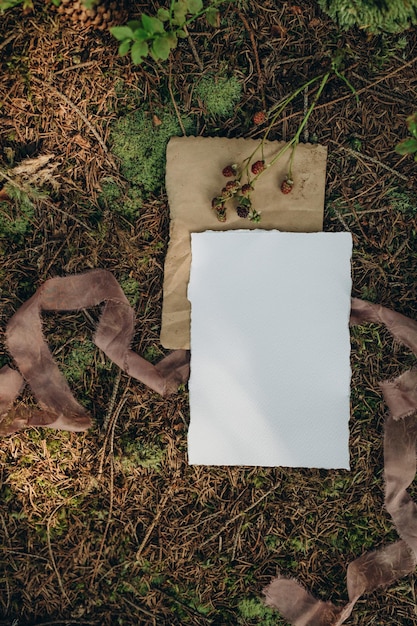 mockup di invito o biglietto di auguri su uno sfondo naturale nella foresta, mockup di carta su una foresta b