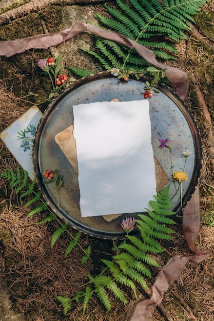 mockup di invito o biglietto di auguri su uno sfondo naturale nella foresta, mockup di carta su una foresta b