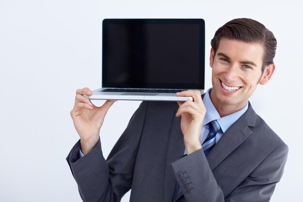 Mockup di laptop e ritratto di uomo d'affari felice che tiene lo spazio sullo schermo su sfondo bianco dello studio Display sorriso e volto di persona di sesso maschile con spazio di copia del computer per marketing pubblicitario o branding