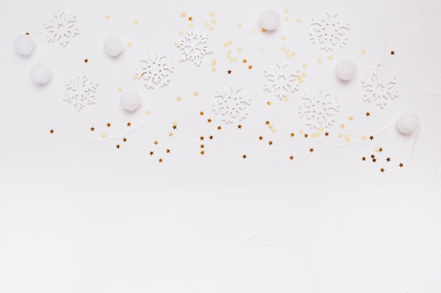 Mockup di lettera di Natale di fiocchi di neve e stelle dorate glitter su sfondo bianco. Concetto di vacanza invernale