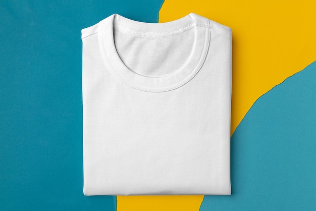 Mockup di maglietta bianca piegata