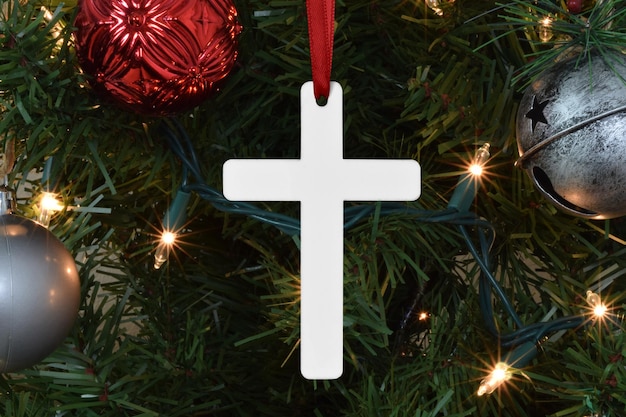 Mockup di ornamento a croce in stile sull'albero di Natale illuminato