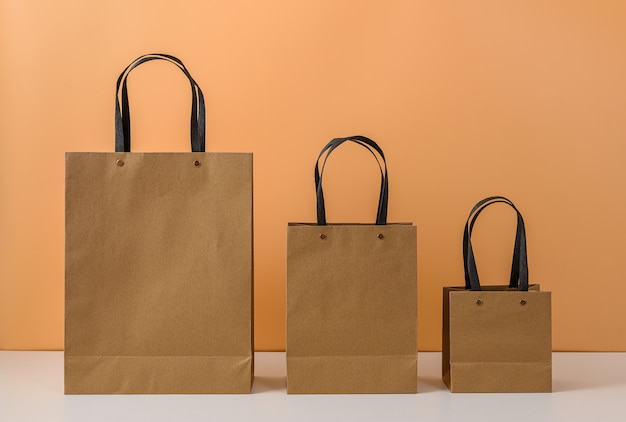 Mockup di pacchetto artigianale vuoto o shopping bag di carta colorata con manici