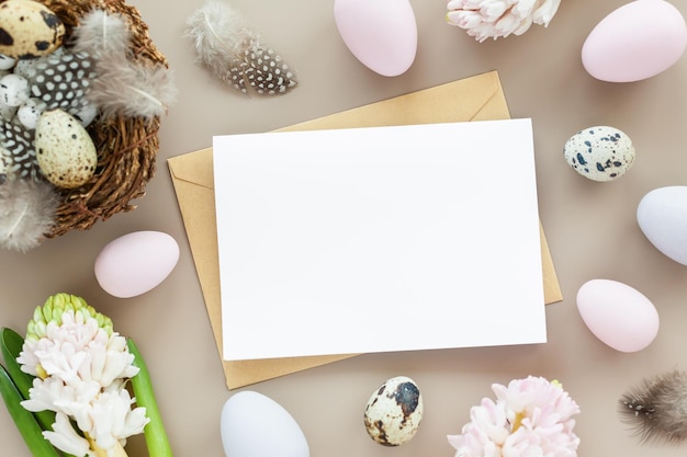 Mockup di Pasqua con lettera vuota uova di Pasqua e fiori su uno sfondo neutro