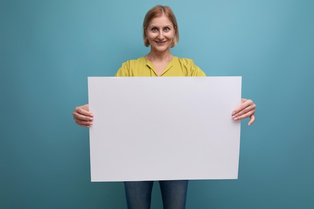 Mockup di poster con donna adulta per informazioni