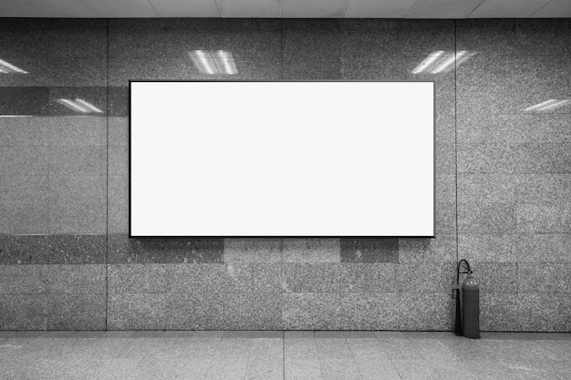 Mockup di poster in bianco nella stazione della metropolitana