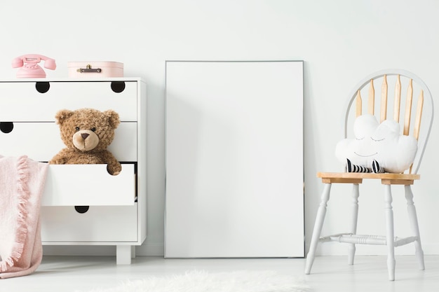 Mockup di poster vuoto e armadietto con peluche e bianco rosa