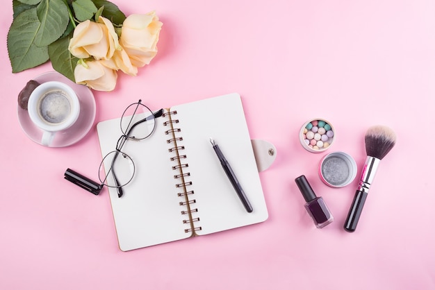 Mockup di posto di lavoro con notebook, occhiali, rose e accessori