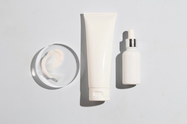 Mockup di profumo bottiglia per la cura della pelle tubo cosmetico di bellezza trucco trattamento viso detergente schiuma viso bellezza marchio sanitario packaging