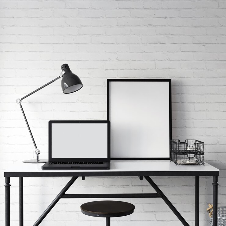 Foto mockup di schermo e telaio vuoto portatile sul tavolo con decorazione