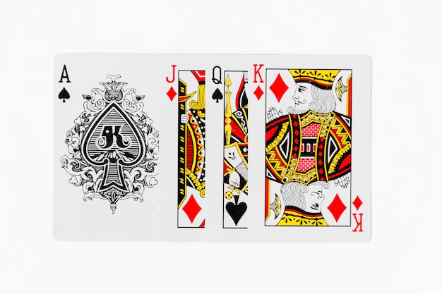 Mockup di sfondo bianco di carte da gioco e ponte completo
