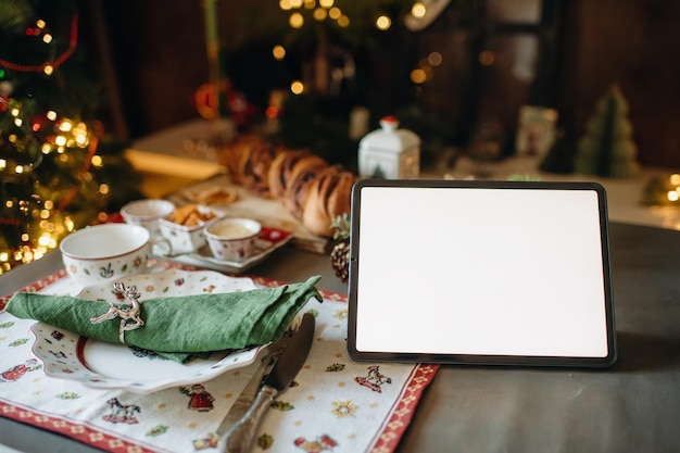 Mockup di tablet per computer, schermo bianco, sfondo festivo, lavoro offline