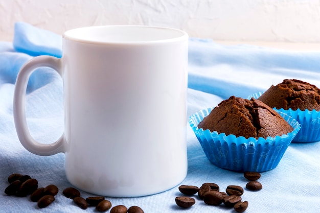 Mockup di tazza bianca con muffin al cioccolato