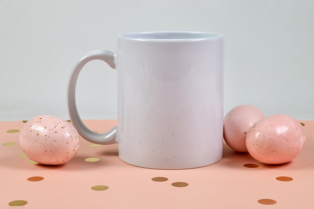 Mockup di tazza di Pasqua da 11 once su uno sfondo a pois rosa e oro con uova di Pasqua rosa