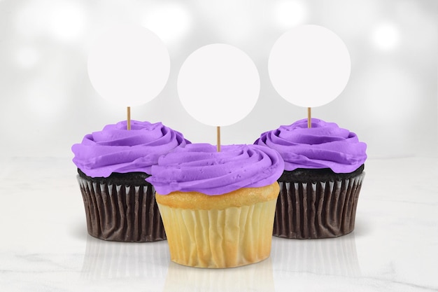 Mockup di topper per cupcake con cupcakes glassati viola