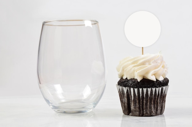 Mockup di topper per cupcake e bicchiere di vino senza stelo