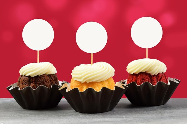 Mockup di topper per cupcake gourmet ispirato a San Valentino dolce