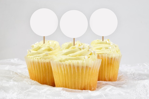 Mockup di topper per cupcake in oro bianco di pizzo