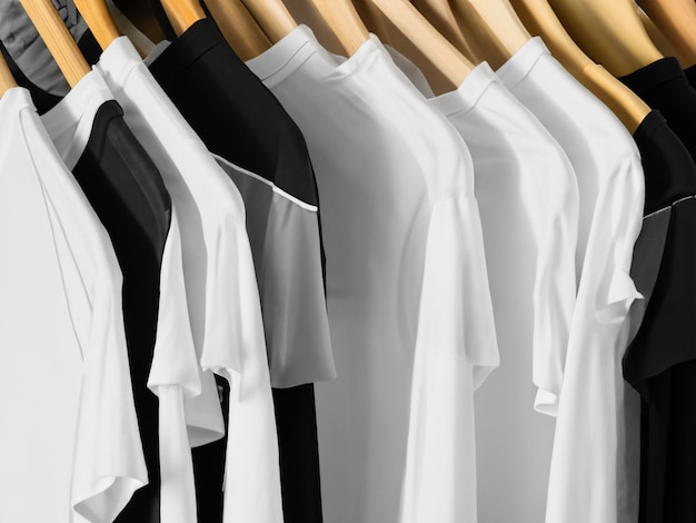 Mockup di tshirt realistico Tshirt bianca e nera vuota sulla gruccia Tshirt Mockup Design