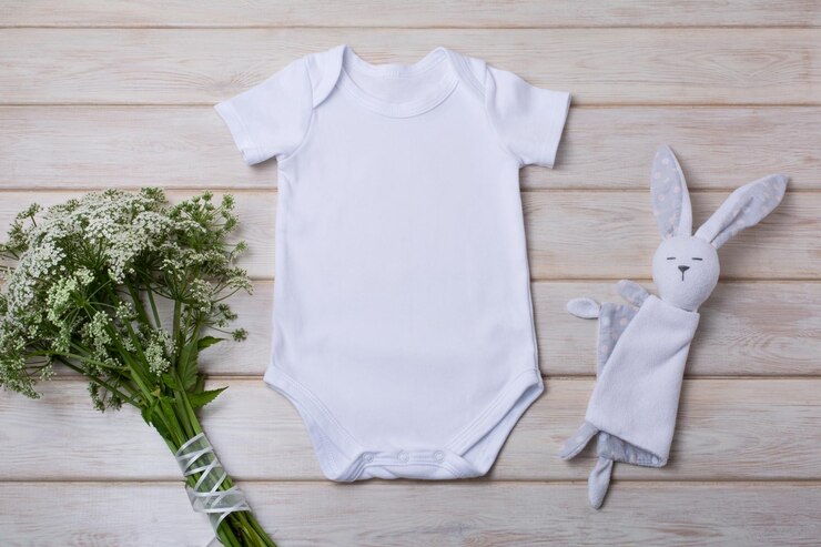 Mockup di tutina a maniche corte in cotone bianco con fiori bianchi e coniglietto giocattolo Design modello di tuta di genere neutro modello neonato pagliaccetto stampa presentazione mock up