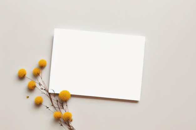 Mockup di un foglio di carta vuoto e fiori secchi sul tavolo Design da cartolina minimalista