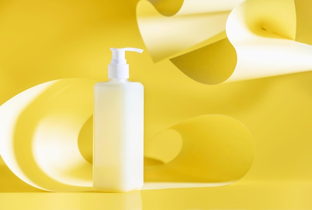 Mockup di una bottiglia di pompa cosmetica su uno sfondo astratto con carta colorata