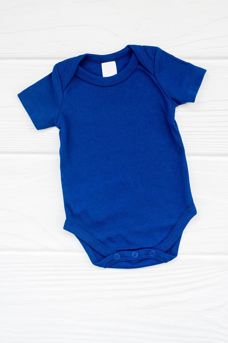 Mockup flatlay body bambino blu su sfondo di legno bianco