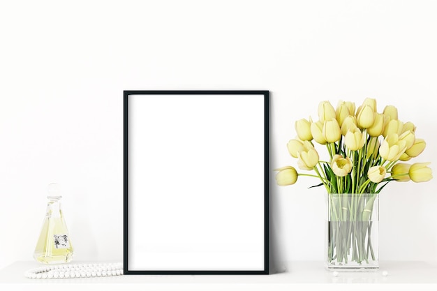 Mockup interno con cornice nera e fiori gialli