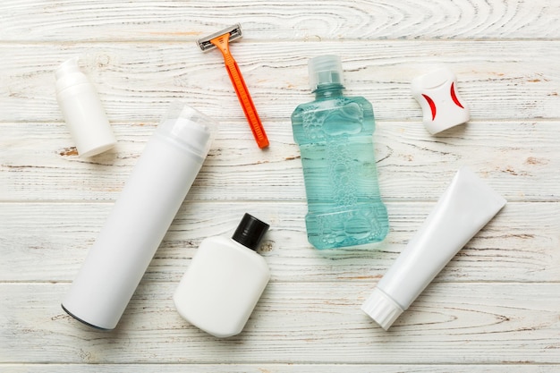 Mockup per prodotti da bagno vista dall'alto rasoio spa piatto dentifricio sapone gel e altri accessori vari Cosmetici per la salute della pelle Bagno Mockup per il tuo logo