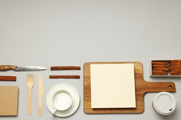 Mockup piatto con concetto di ricetta per accessori da cucina su sfondo grigio chiaro