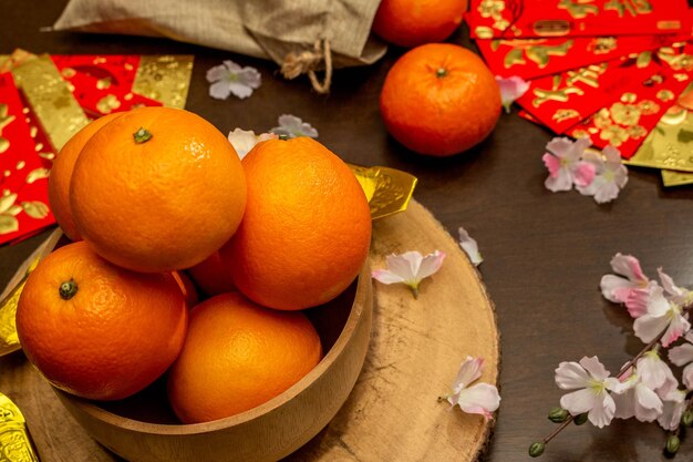 Mockup piatto per le vacanze Capodanno cinese pacchetto rosso e accessori dorati sbocciano e sfondo del festival lunare, significa ricco o ricco e felicità.