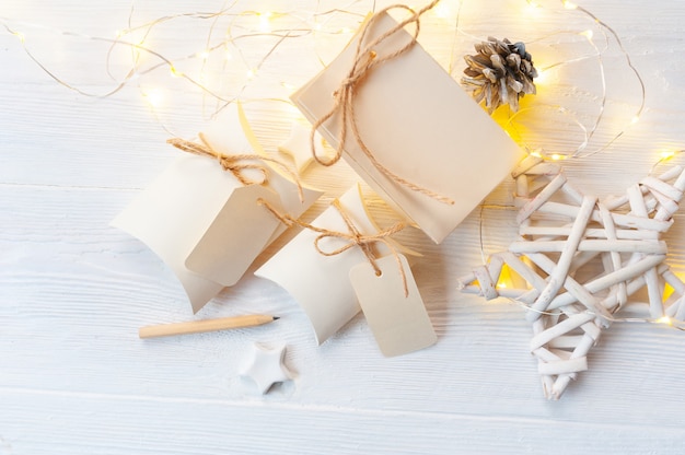 Mockup scatole regalo di Natale kraft con etichetta