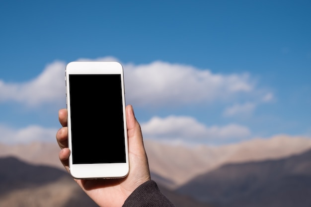 Mockup smartphone con la montagna