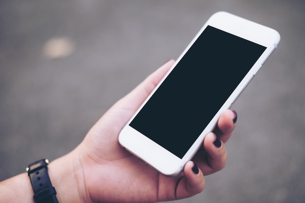 Mockup smartphone in aeroporto