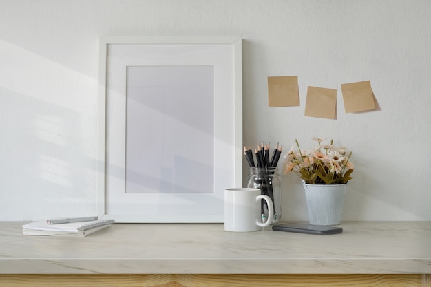 Mockup workspace table con cornice bianca