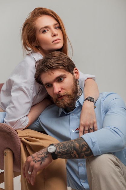 Moda bella coppia elegante bella ragazza rossa e uomo bello hipster con barba e tatuaggio