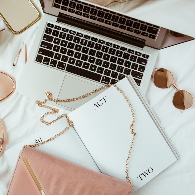 Moda, bellezza, stile di vita blogger freelance home office area di lavoro a letto